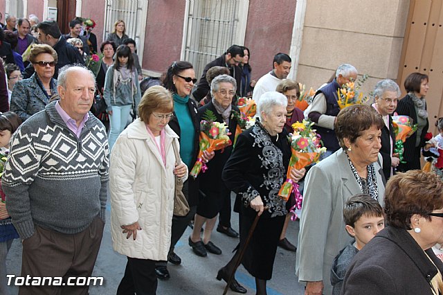 Centenares de personas ofrecen miles de flores a la patrona Santa Eulalia en la tradicional ofrenda 2013 - 105
