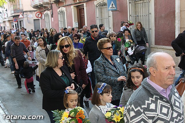 Centenares de personas ofrecen miles de flores a la patrona Santa Eulalia en la tradicional ofrenda 2013 - 106