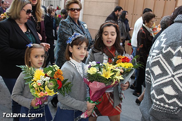 Centenares de personas ofrecen miles de flores a la patrona Santa Eulalia en la tradicional ofrenda 2013 - 107