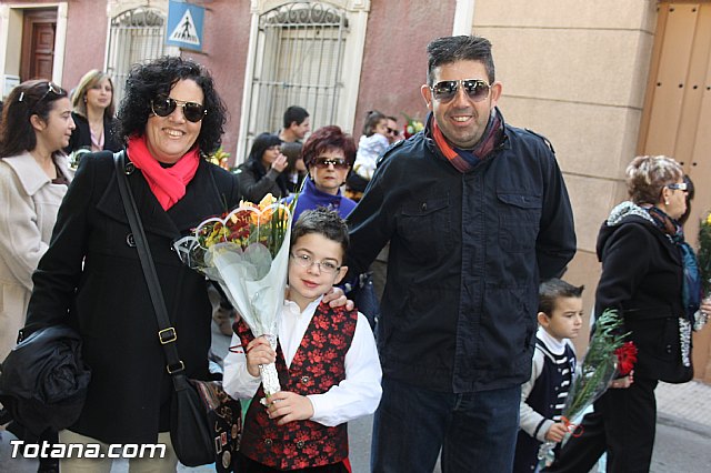 Centenares de personas ofrecen miles de flores a la patrona Santa Eulalia en la tradicional ofrenda 2013 - 108