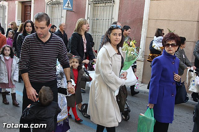 Centenares de personas ofrecen miles de flores a la patrona Santa Eulalia en la tradicional ofrenda 2013 - 109