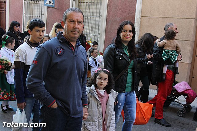 Centenares de personas ofrecen miles de flores a la patrona Santa Eulalia en la tradicional ofrenda 2013 - 110