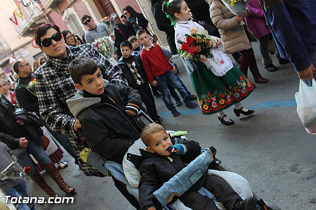 Centenares de personas ofrecen miles de flores a la patrona Santa Eulalia en la tradicional ofrenda 2013 - 111