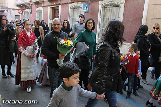 Centenares de personas ofrecen miles de flores a la patrona Santa Eulalia en la tradicional ofrenda 2013 - 112
