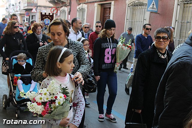 Centenares de personas ofrecen miles de flores a la patrona Santa Eulalia en la tradicional ofrenda 2013 - 116
