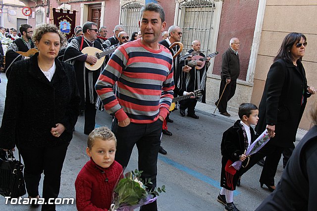 Centenares de personas ofrecen miles de flores a la patrona Santa Eulalia en la tradicional ofrenda 2013 - 120