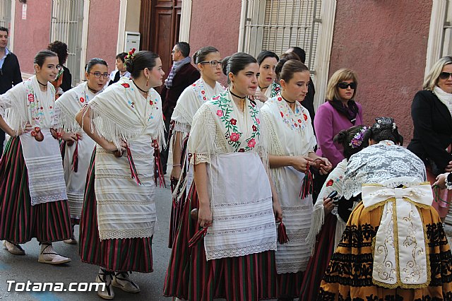 Centenares de personas ofrecen miles de flores a la patrona Santa Eulalia en la tradicional ofrenda 2013 - 124