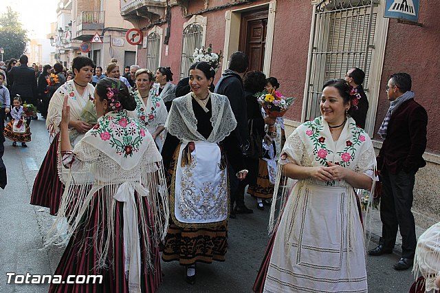 Centenares de personas ofrecen miles de flores a la patrona Santa Eulalia en la tradicional ofrenda 2013 - 128