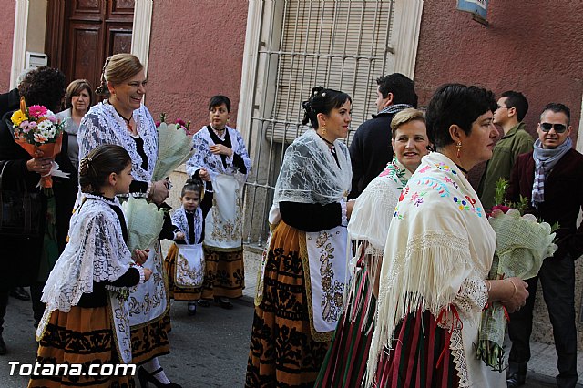 Centenares de personas ofrecen miles de flores a la patrona Santa Eulalia en la tradicional ofrenda 2013 - 129