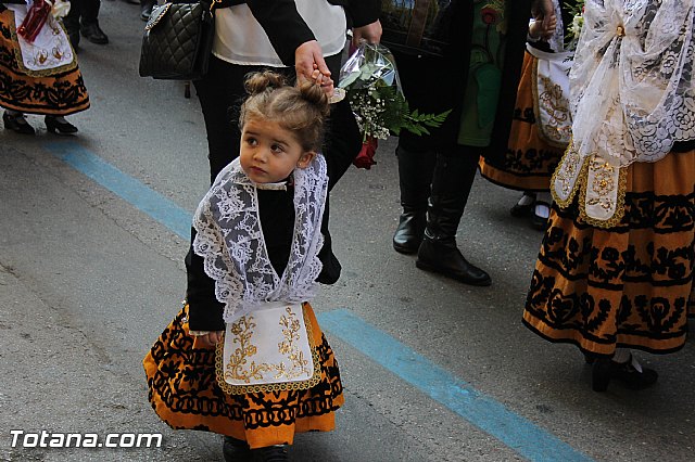 Centenares de personas ofrecen miles de flores a la patrona Santa Eulalia en la tradicional ofrenda 2013 - 130
