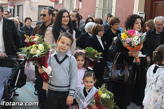 Centenares de personas ofrecen miles de flores a la patrona Santa Eulalia en la tradicional ofrenda 2013 - 131
