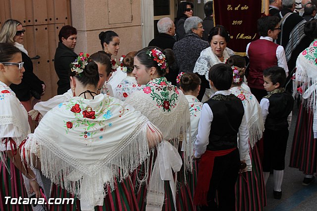 Centenares de personas ofrecen miles de flores a la patrona Santa Eulalia en la tradicional ofrenda 2013 - 132