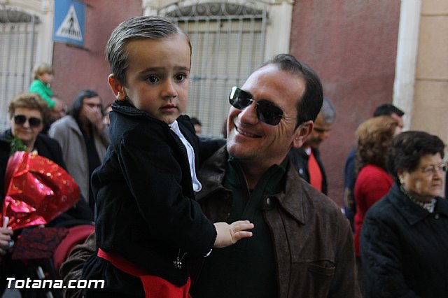 Centenares de personas ofrecen miles de flores a la patrona Santa Eulalia en la tradicional ofrenda 2013 - 136