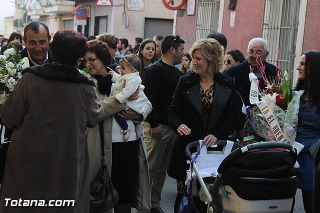Centenares de personas ofrecen miles de flores a la patrona Santa Eulalia en la tradicional ofrenda 2013 - 140