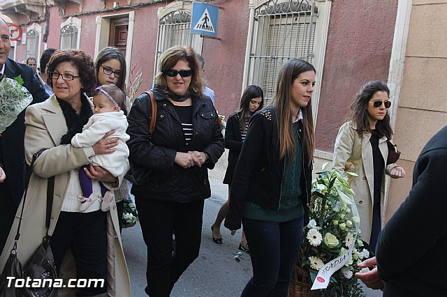 Centenares de personas ofrecen miles de flores a la patrona Santa Eulalia en la tradicional ofrenda 2013 - 147