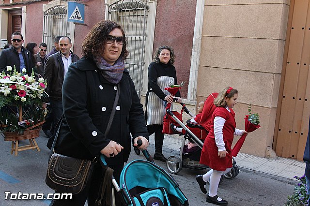 Centenares de personas ofrecen miles de flores a la patrona Santa Eulalia en la tradicional ofrenda 2013 - 156
