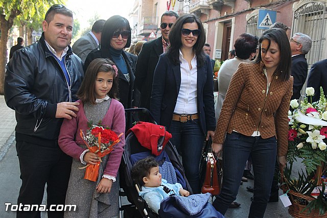 Centenares de personas ofrecen miles de flores a la patrona Santa Eulalia en la tradicional ofrenda 2013 - 159