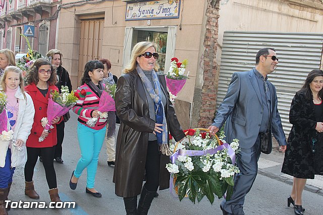 Centenares de personas ofrecen miles de flores a la patrona Santa Eulalia en la tradicional ofrenda 2013 - 168