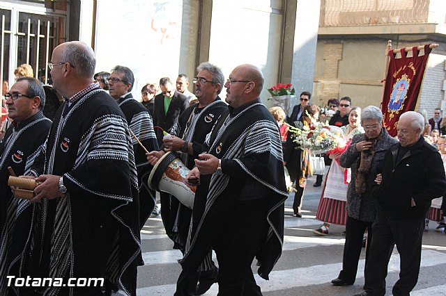 Centenares de personas ofrecen miles de flores a la patrona Santa Eulalia en la tradicional ofrenda 2013 - 170