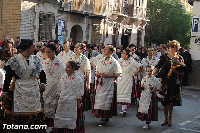 Centenares de personas ofrecen miles de flores a la patrona Santa Eulalia en la tradicional ofrenda 2013 - 171