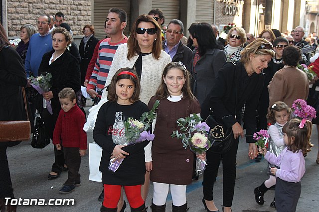 Centenares de personas ofrecen miles de flores a la patrona Santa Eulalia en la tradicional ofrenda 2013 - 173