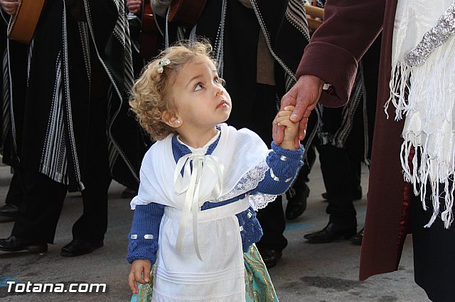 Centenares de personas ofrecen miles de flores a la patrona Santa Eulalia en la tradicional ofrenda 2013 - 176
