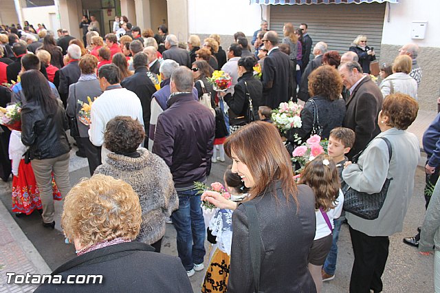 Centenares de personas ofrecen miles de flores a la patrona Santa Eulalia en la tradicional ofrenda 2013 - 177