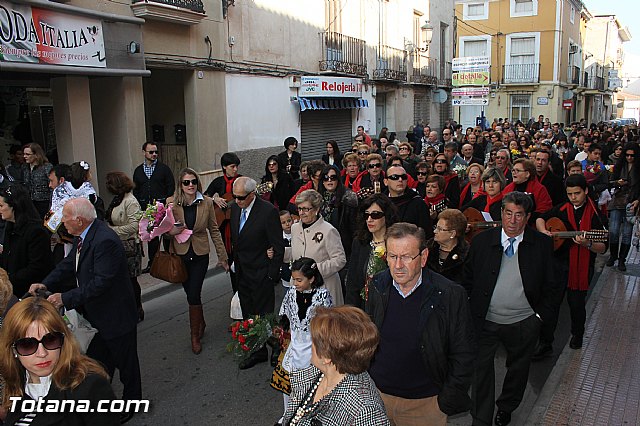 Centenares de personas ofrecen miles de flores a la patrona Santa Eulalia en la tradicional ofrenda 2013 - 179