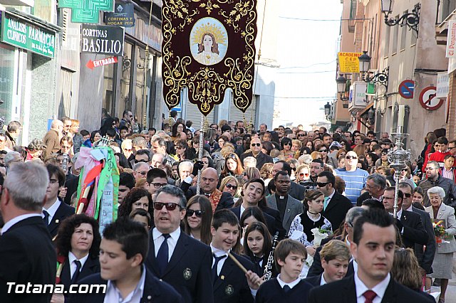 Centenares de personas ofrecen miles de flores a la patrona Santa Eulalia en la tradicional ofrenda 2013 - 182