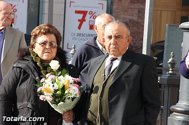 Centenares de personas ofrecen miles de flores a la patrona Santa Eulalia en la tradicional ofrenda 2013 - 184