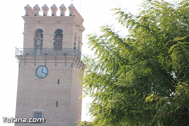Centenares de personas ofrecen miles de flores a la patrona Santa Eulalia en la tradicional ofrenda 2013 - 186