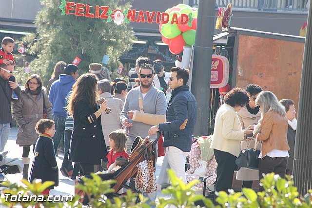 Centenares de personas ofrecen miles de flores a la patrona Santa Eulalia en la tradicional ofrenda 2013 - 187