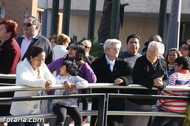 Centenares de personas ofrecen miles de flores a la patrona Santa Eulalia en la tradicional ofrenda 2013 - 190