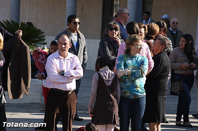 Centenares de personas ofrecen miles de flores a la patrona Santa Eulalia en la tradicional ofrenda 2013 - 191