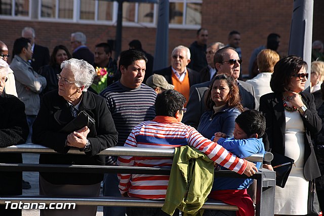 Centenares de personas ofrecen miles de flores a la patrona Santa Eulalia en la tradicional ofrenda 2013 - 192