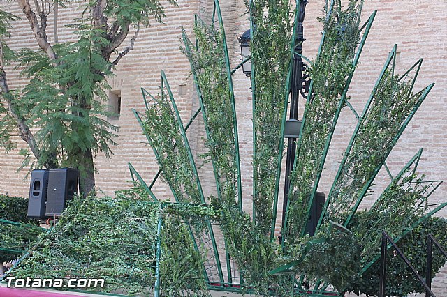Centenares de personas ofrecen miles de flores a la patrona Santa Eulalia en la tradicional ofrenda 2013 - 194