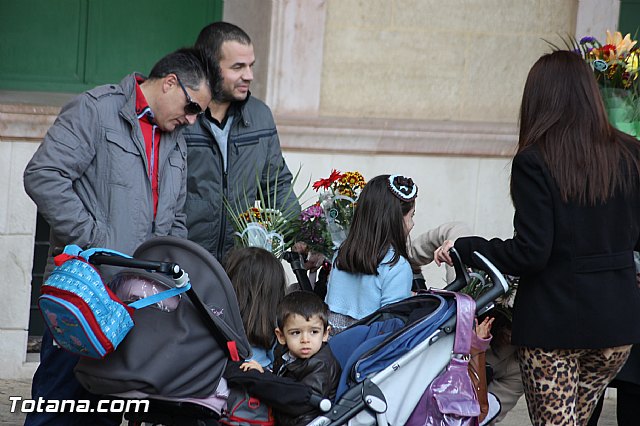 Centenares de personas ofrecen miles de flores a la patrona Santa Eulalia en la tradicional ofrenda 2013 - 197