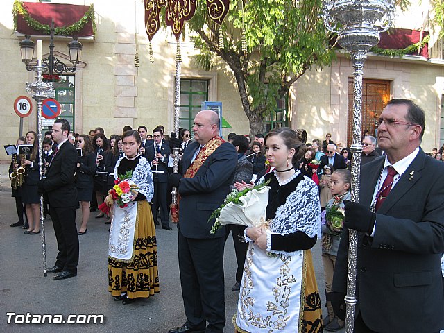 Centenares de personas ofrecen miles de flores a la patrona Santa Eulalia en la tradicional ofrenda 2013 - 212