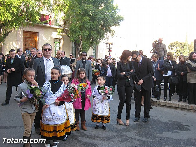 Centenares de personas ofrecen miles de flores a la patrona Santa Eulalia en la tradicional ofrenda 2013 - 216
