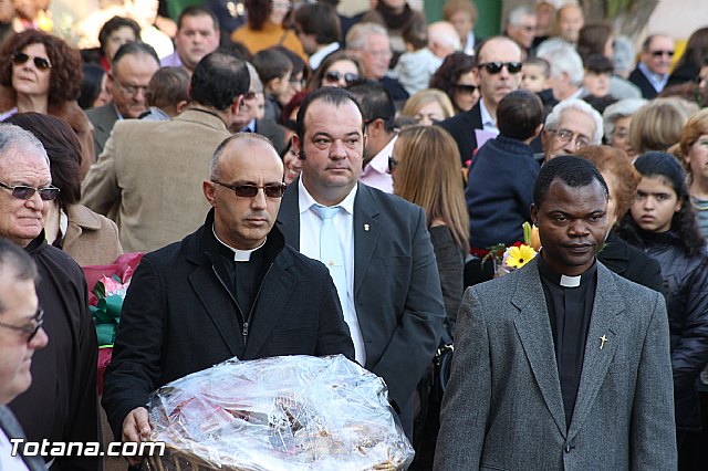 Centenares de personas ofrecen miles de flores a la patrona Santa Eulalia en la tradicional ofrenda 2013 - 218