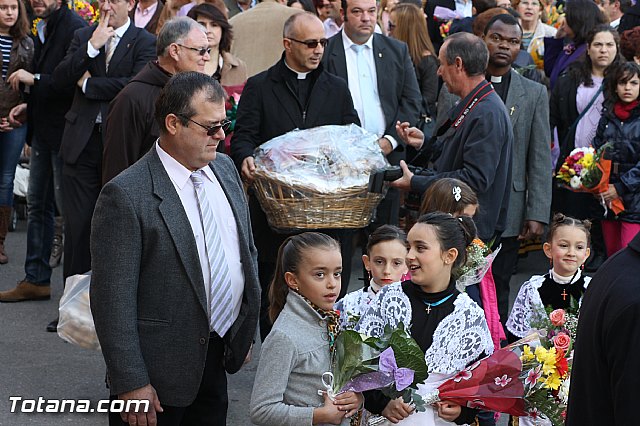 Centenares de personas ofrecen miles de flores a la patrona Santa Eulalia en la tradicional ofrenda 2013 - 220