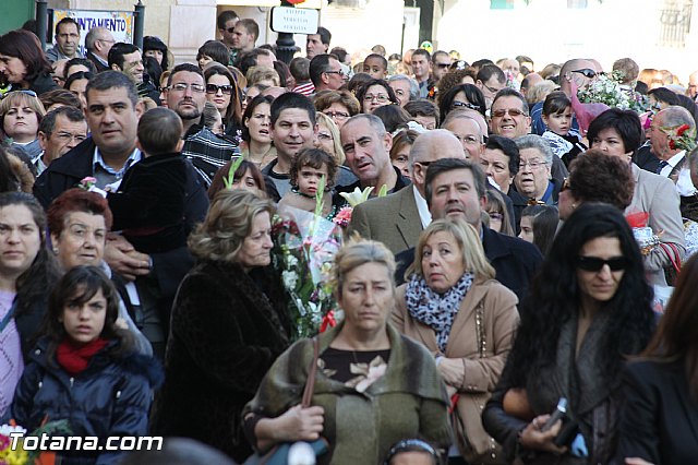 Centenares de personas ofrecen miles de flores a la patrona Santa Eulalia en la tradicional ofrenda 2013 - 221
