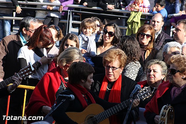 Centenares de personas ofrecen miles de flores a la patrona Santa Eulalia en la tradicional ofrenda 2013 - 222