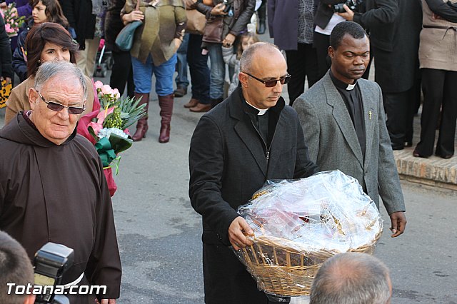 Centenares de personas ofrecen miles de flores a la patrona Santa Eulalia en la tradicional ofrenda 2013 - 224