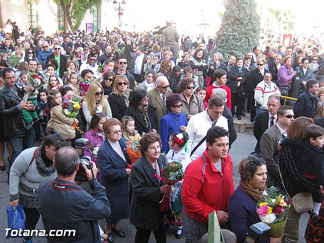 Centenares de personas ofrecen miles de flores a la patrona Santa Eulalia en la tradicional ofrenda 2013 - 225