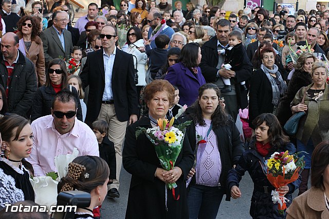 Centenares de personas ofrecen miles de flores a la patrona Santa Eulalia en la tradicional ofrenda 2013 - 228