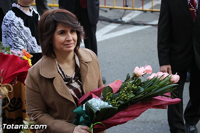 Centenares de personas ofrecen miles de flores a la patrona Santa Eulalia en la tradicional ofrenda 2013 - 230