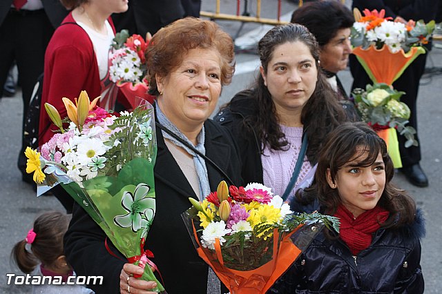 Centenares de personas ofrecen miles de flores a la patrona Santa Eulalia en la tradicional ofrenda 2013 - 231