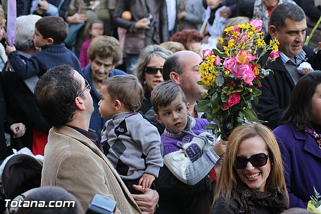Centenares de personas ofrecen miles de flores a la patrona Santa Eulalia en la tradicional ofrenda 2013 - 232