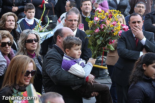 Centenares de personas ofrecen miles de flores a la patrona Santa Eulalia en la tradicional ofrenda 2013 - 233